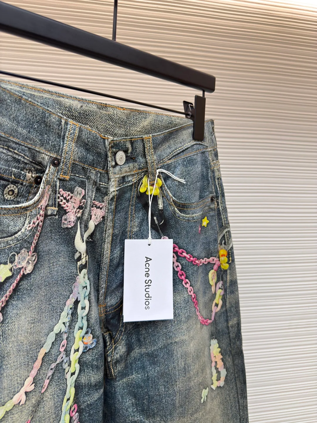 Acne Studios chain 3D printed straight jeans ●Authentic product: Purchased and developed by 4379 ●Item number: 1680156-A75 ●Material: denim ●Technology: Printing ●Version: fitted version ●Weight: about 600 grams ●Size: 42-44-46-48-50-52 ●Description: 1981M jeans are loosely cut, low-waisted, wide-legged and long. Decorated with a seasonal trompe l'oeil print and made from mid-blue washed non-stretch denim. The overall wiring is straight and delicate, the fabric is comfortable and soft, and the color is consistent without color difference. It can be matched with the same style to create a fashionable look and control various occasions. Customized accessories, complete with three standards, same style for men and women!